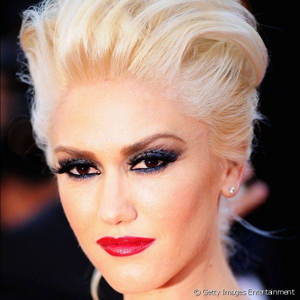 Gwen Stefani adora misturar olhos bem marcados com batons fortes. Aqui, ela apostou em glitter nas p?lpebras para deixar o look ainda mais marcante.